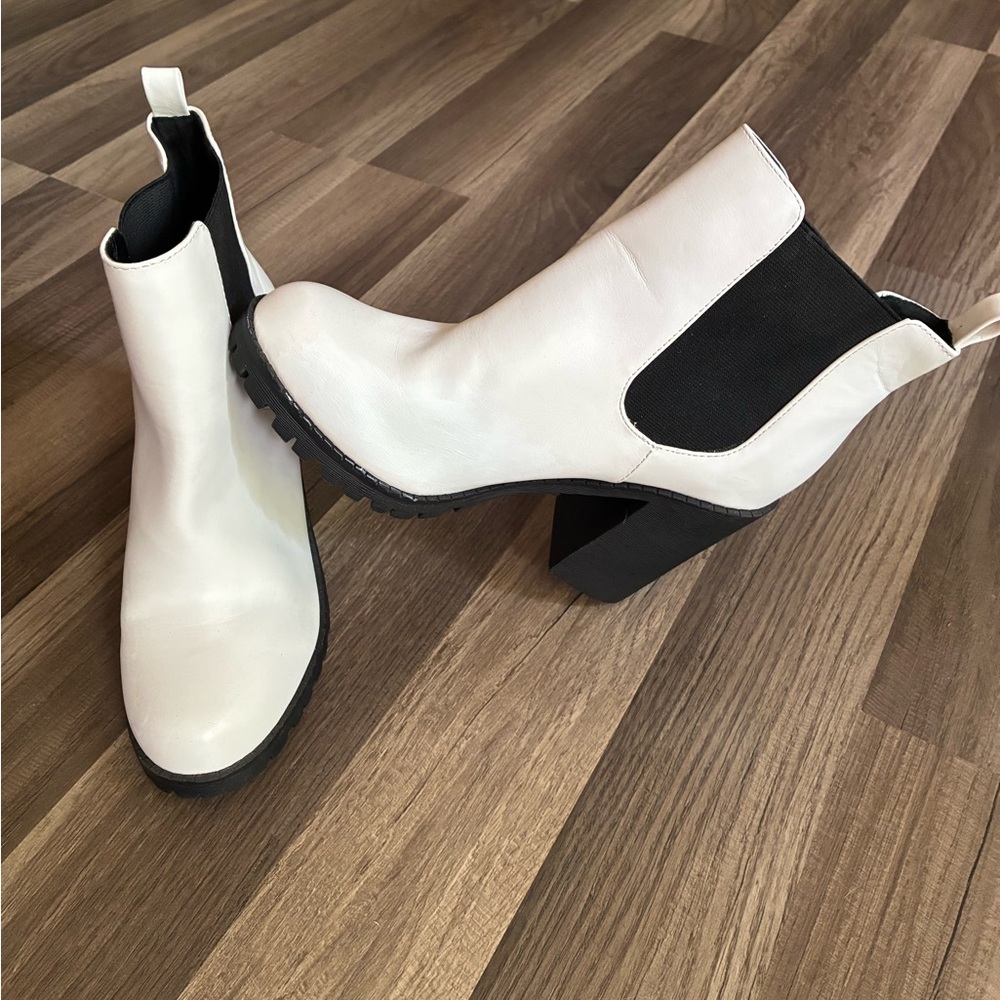 Soda Glove Chelsea White Chunky Booties SZ 9